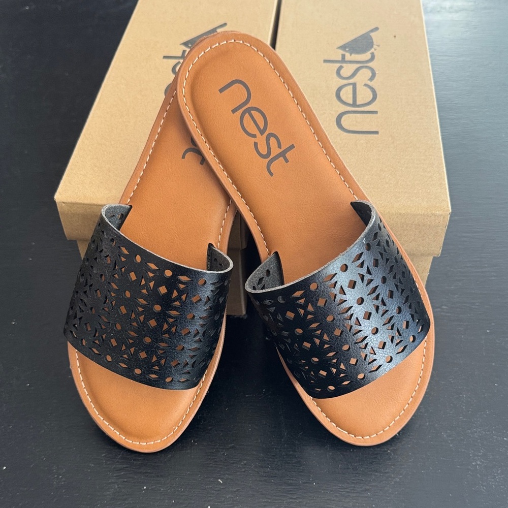 NEST Fragrances Black and Tan Slide Sandals